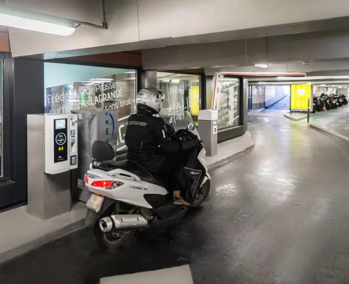Accès motos -Parking Lagrange