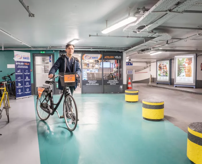 Parking Saemes Meyerbeer Opera - Holland Bikes