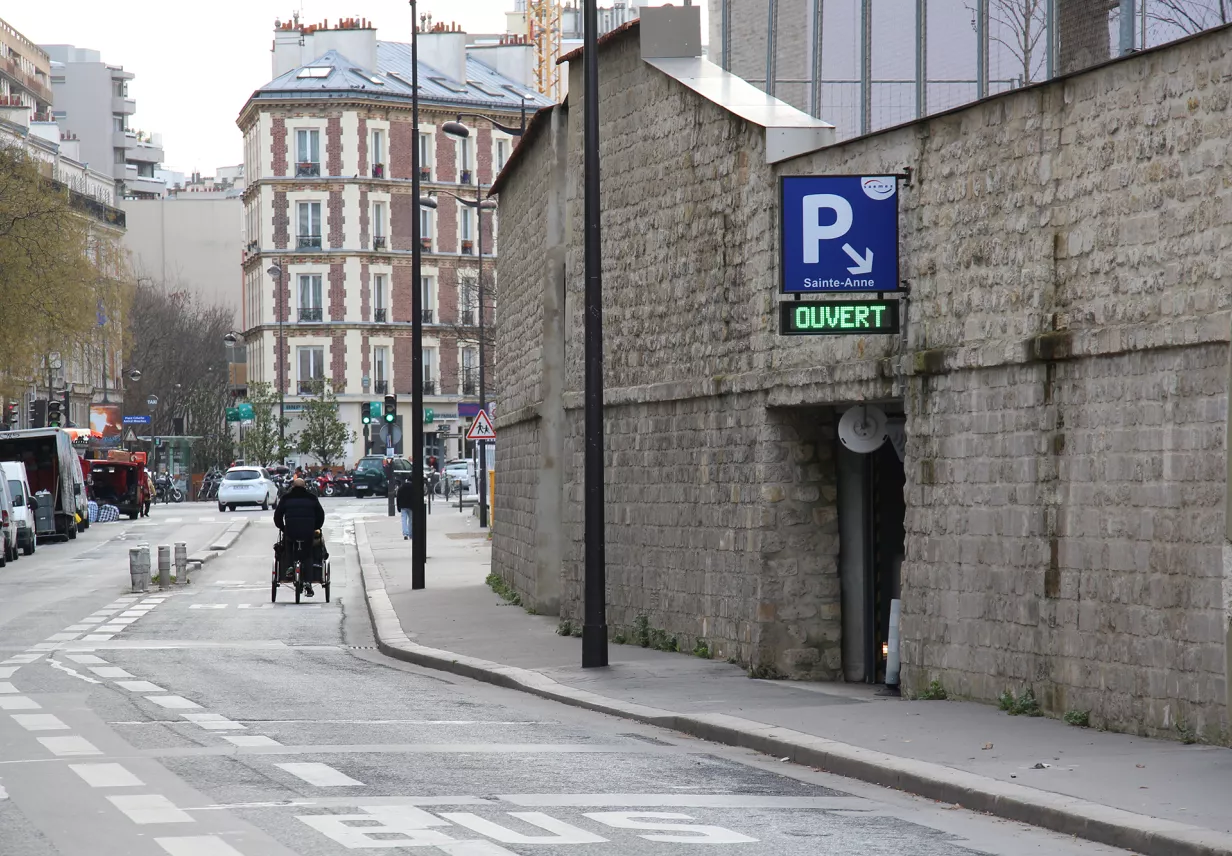 Parking_Hopital_Sainte_Anne_outdoor 