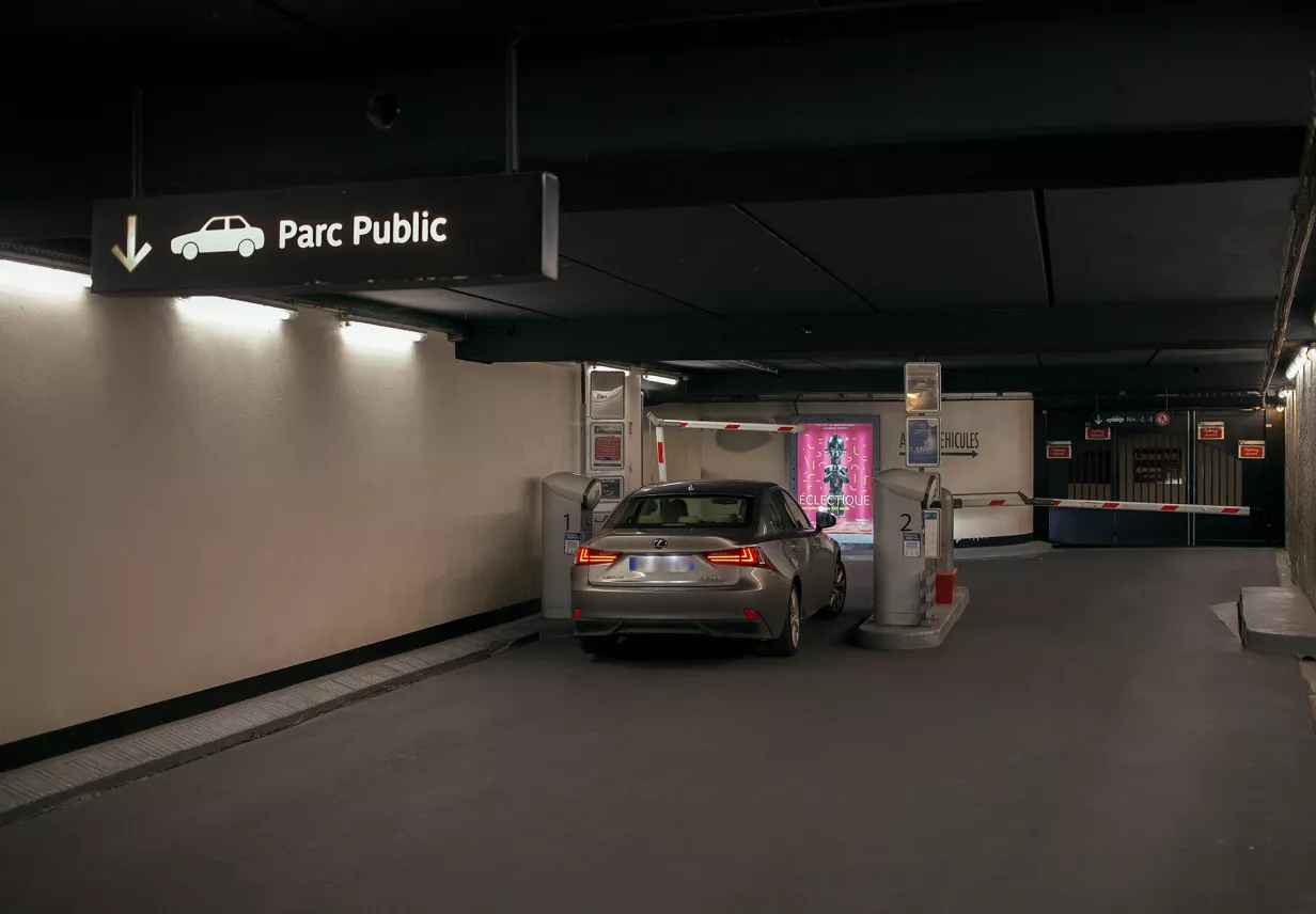 Parking_Quai_branly_Tour_Eiffel_VL