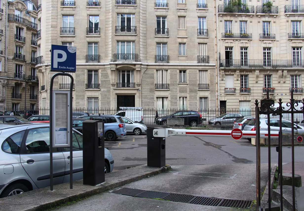 Parking_Emile_Augier_entree