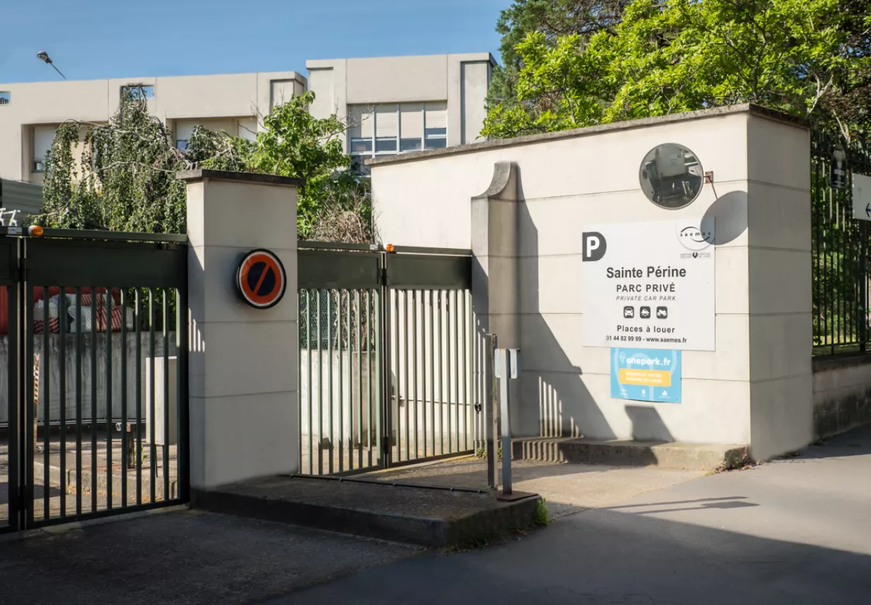 parking Ste Perine entrée