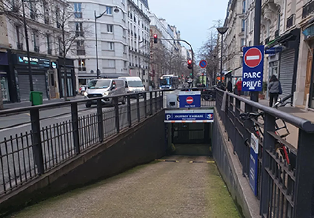 Entrée parking Jouffroy d'Abbans